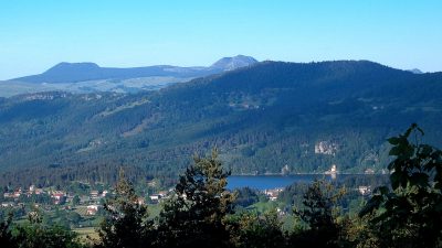 Le lac d'Issarles, à 5 km du vil­lage